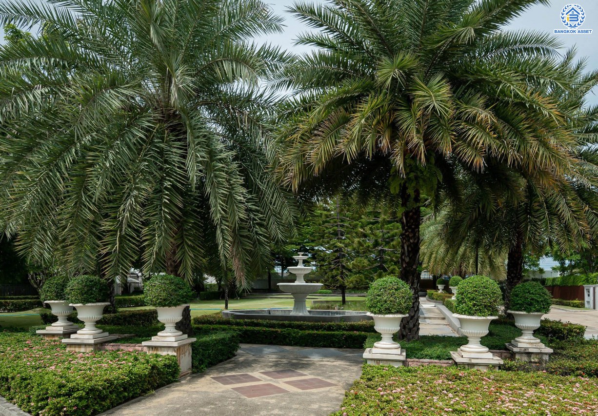 คฤหาสน์สุดหรู ดีไซน์สุด Luxury ติดถนนบรมราชชนนี โครงการ เดอะแกรนด์ ปิ่นเกล้า หลังมุม บนเนื้อที่ถึง 111.6 ตร.ว. ฟังก์ชัน 4 ห้องนอน 5 ห้องน้ำ 1 ห้องแม่บ้าน จอดรถได้ 2 คัน พร้อมบรรยากาศ Private บนทำเลเชื่อมต่อหลายเส้นทาง อาทิถนนบรมราชชนนี, ถนนพุทธมณฑลสาย3 ใกล้เซ็นทรัล ปิ่นเกล้า, ม.มหิดล และทางคู่ขนานลอยฟ้าบรมราชชนนี...